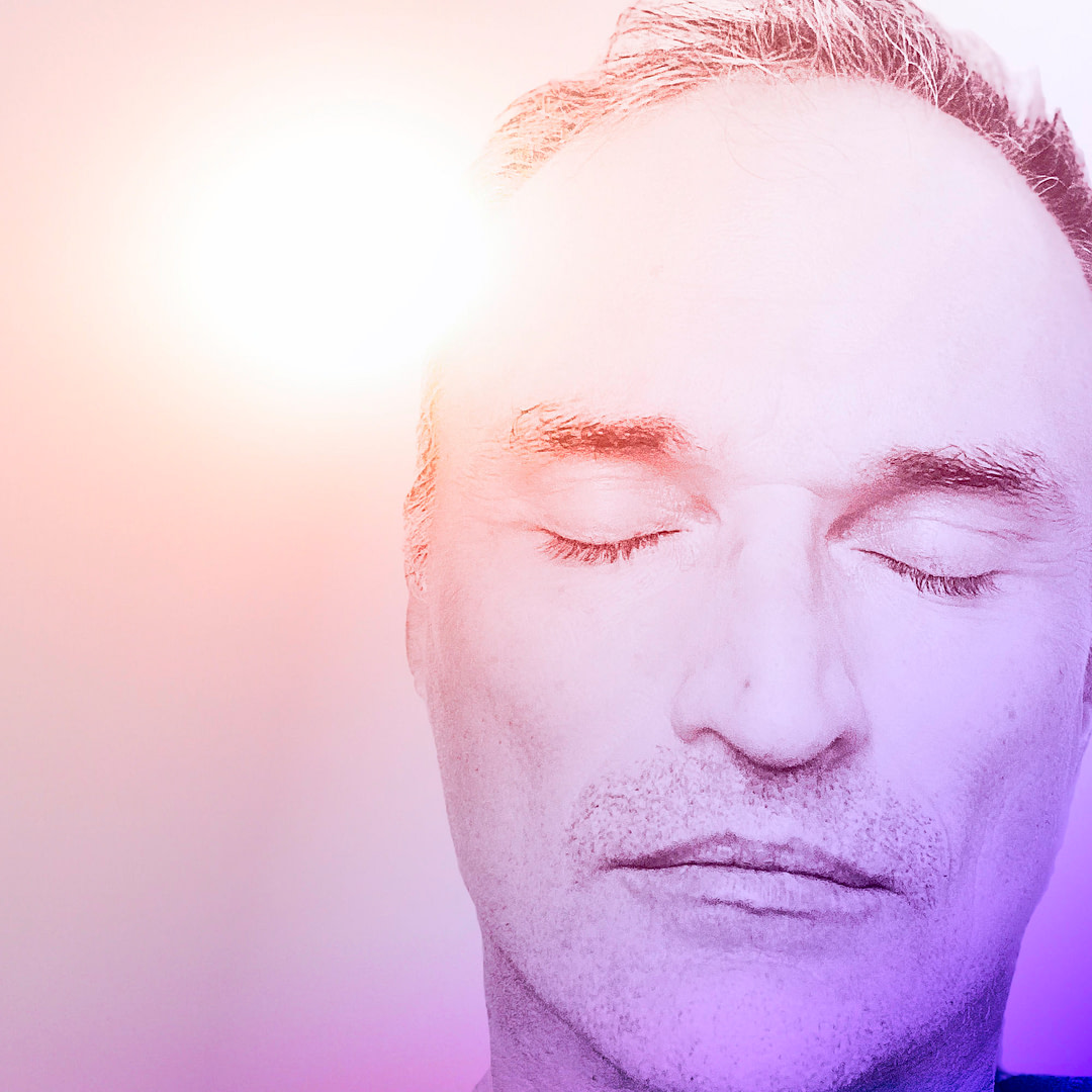 Pandemia e telepatia - Hi-key face with closed eyes dreaming with sun in background