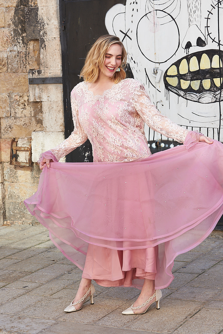 Sophia Loren’s Pink Laced Dress - Image 4