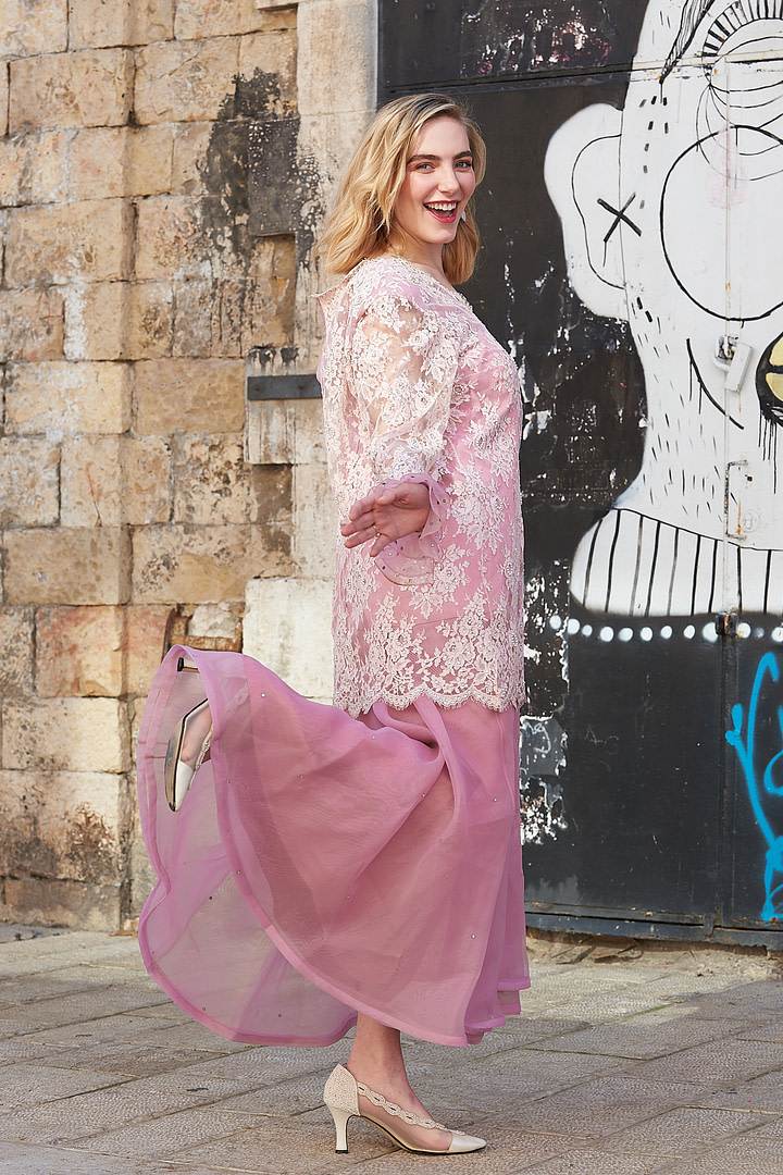 Sophia Loren’s Pink Laced Dress - Image 3